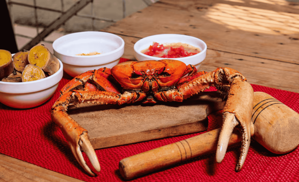 Cangrejada Ecuatoriana: Cómo Armar la Mesa Perfecta para el Fin de Semana